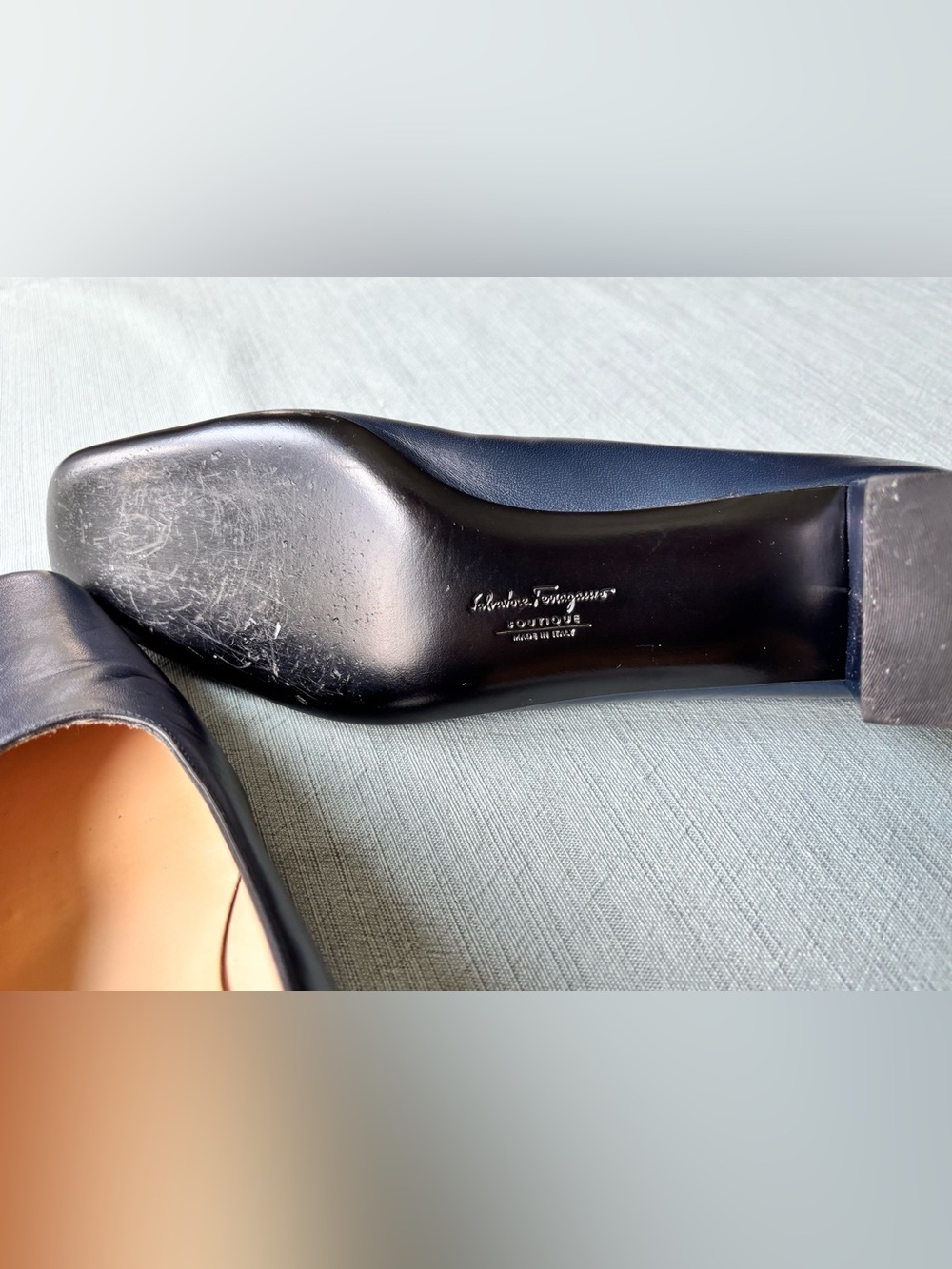 Vintage Salvatore Ferragamo Navy Leather Block Heel Pumps 8 narrow - Picture 7 of 12